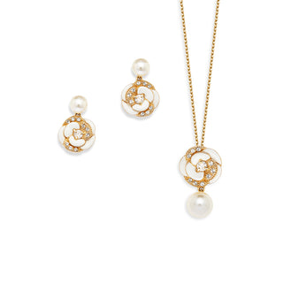 Blanc Camellia pierced earrings